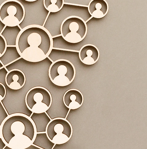 Réseau de connaissances composé d’avatars en bois dans des cercles reliés entre eux